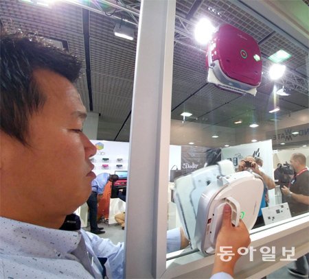 ㈜RF는 국제 가전전시회(IFA) 테크워치 전시관에 단독 부스를 마련해 유리창 청소 로봇을 전시했다. 이재복 ㈜RF 부사장이 제품을 소개하고 있다. 베를린=서동일 기자 dong@donga.com