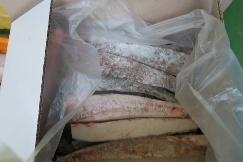 세제 원료인 기름치 뱃살을 메로로 속여 판 유통업자 등이 검거됐다.경찰 제공.