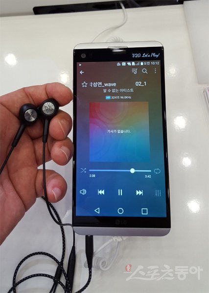 7일 신제품 발표회에서 LG전자 V20의 카메라 기능을 소개하고 있는 모델들. V20은 오디오와 카메라 기능을 높인 프리미엄 스마트폰이다. ‘막귀’인 기자의 귀에도 꽉 찬 듯한 음질이 느껴질 정도였다. 스포츠동아DB