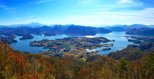 충북 제천시 비봉산 정상(해발 531m)에서 바라본 청풍호 풍경. 청풍호는 1985년 충주댐이 건설될 때 조성된 인공호수다. ‘청풍호 관광 모노레일’을 타면 23분 만에 비봉산 정상에 오를 수 있다. 문화체육관광부 제공