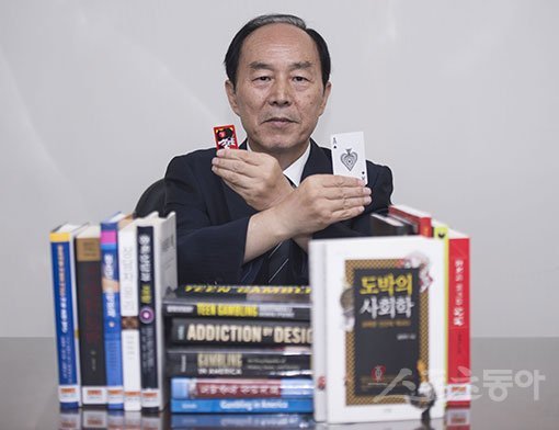 6월 취임한 한국도박문제관리센터 황현탁 원장은 “도박은 개인이 마음만 단단히 먹으면 스스로 치료할 수도 있지만, 국가가, 사회가 관심을 갖고 치유해야 한다”고 강조했다. 김진환 기자 kwangshin00@donga.com