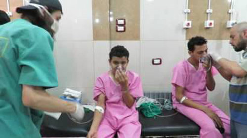 6일 시리아 정부군이 투하한 것으로 추정되는 염소가스로 인해 호흡 곤란을 호소하는 환자들(가운데  두 명)이 알레포 인근 반군지역 병원에서 치료를 받고 있다. 사진 출처 BBC