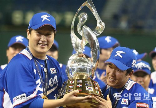 이 환한 미소 내년 3월에도… 지난해 11월 열린 야구 국가대항전 프리미어12에서 우승한 한국 대표팀의 이대호(왼쪽)와 정근우가 우승 트로피를 들고 밝게 웃고 있다. 동아일보DB