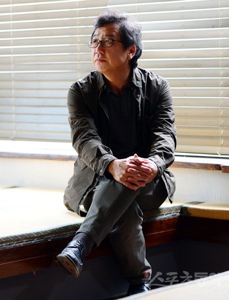 강우석 감독은 영화 ‘고산자, 대동여지도’를 통해 첫 사극을 연출했다. 1989년 첫 작품을 세상에 공개한 이후 30년 가까이 영화를 향한 열정을 관객에 전해온 그는 “흥행과 돈이 아니라 정말 기분 좋기 때문에 제작한다”며 미소 지었다. 김민성 기자 marineboy@donga.com