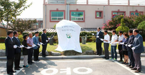 유근기 전남 곡성군수와 유족들은 8일 곡성군청에서 고 양대진 주무관의 헌신 봉사정신을 기리는 추모비 제막식을 가졌다. 곡성군 제공