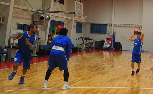 프로 20번째 시즌을 앞둔 삼성 주희정(오른쪽)은 사상 첫 1000경기 출전 기록에 22경기만을 남겨두고 있다. 일본 나고야 전지훈련에 참여한 그는 “무의미하게 1000경기를 채우고 싶지 않다. 팀이 좋은 성적을 거두는 데 조금이나마 보탬이 돼야 한다”고 말했다. 사진제공｜삼성 썬더스 농구단