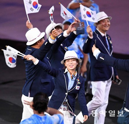 리우 패럴림픽 개막식에서 37번째로 입장한 한국 대표팀 선수들이 태극기를 흔들고 있다. 리우데자네이루=사진공동취재단