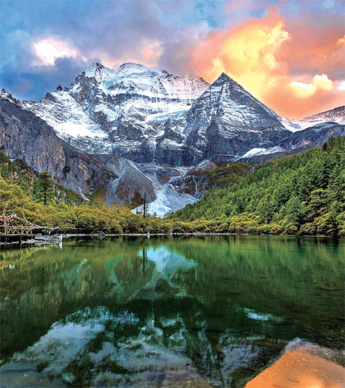 청두에서티베트로향하는교통망이개선되면서현지관광이한층편해졌다.쓰촨무야의풍경.촬영딩전(丁眞)