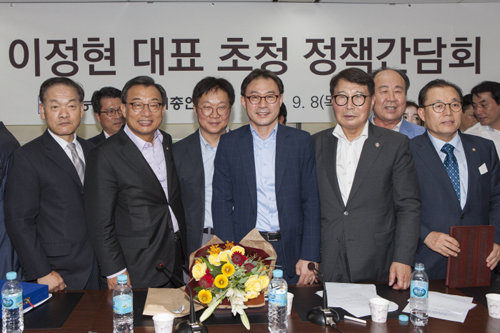 (왼쪽부터)새누리당 이정현 대표, 골목상권사업단장 류헌진, 지페이코리아 총괄사장 윤태웅, 직능경제인단체연합회 오호석 총회장