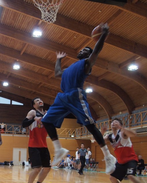 일본에서 열린 연습경기에서 삼성 썬더스 농구단 외국인 선수 리카르도 라틀리프(가운데)가 비라운드를 잡고 있다. 사진제공｜삼성 썬더스 농구단