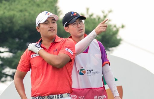 코오롱 한국오픈 2라운드에서 단독선두로 나선 이경훈(왼쪽).
사진제공 | 코오롱 한국오픈 조직위