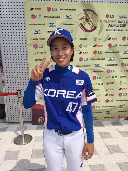 한국여자야구대표팀 투수 조명희가 9일 부산 기장-현대차드림볼파크에서 열린 ‘LG 후원 2016 WBSC 여자야구월드컵’ 캐나다와 슈퍼라운드 3차전이 끝난 뒤 포즈를 취하고 있다. 기장(부산)｜강산 기자 posterboy@donga.com
