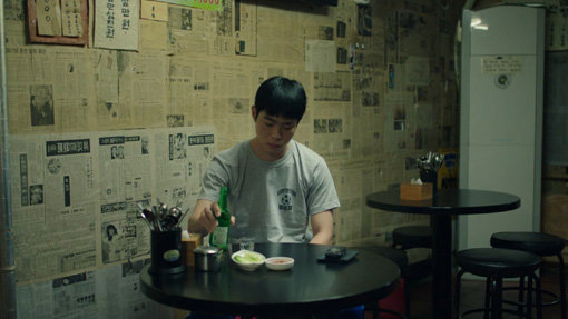 1인 가구 증가 등으로 ‘혼술’의 모습은 주변에서 흔히 접할 수 있다. ‘혼술남녀’의 주인공은 여자친구에 차여 홀로 술을 마시며 마음을 달랜다. 사진출처｜tvN 방송화면 캡처