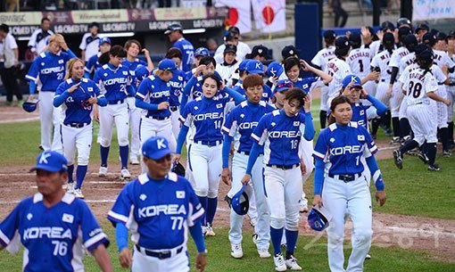 ‘LG 후원 2016 WBSC 여자야구월드컵’에서 한국은 10일 일본에 0-6으로 패하면서 6위로 대회를 마쳤다. 11일 일본-캐나다의 결승전을 끝으로 폐막된 이번 대회에서 한국은 세계의 높은 벽을 실감했지만, 슈퍼라운드에 진출하며 발전 가능성도 동시에 확인했다. 기장(부산)｜김종원 기자 won@donga.com