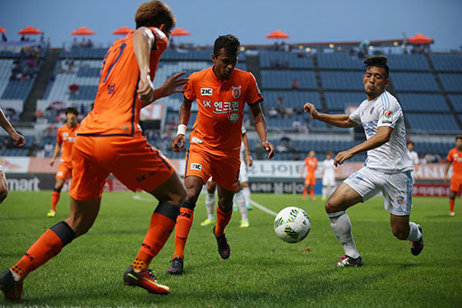울산현대 이기제(오른쪽)가 11일 제주월드컵경기장에서 벌어진 K리그 클래식 29라운드 원정경기 도중 제주 유나이티드 완델손(가운데)의 돌파를 막기 위해 달라붙고 있다. 두 팀 모두 승점 3이 간절했으나 1-1 무승부로 끝났다. 사진제공｜ 한국프로축구연맹