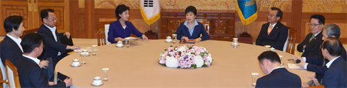 朴대통령 “북핵, 남북 의지의 대결”… 초당적 대북압박 호소