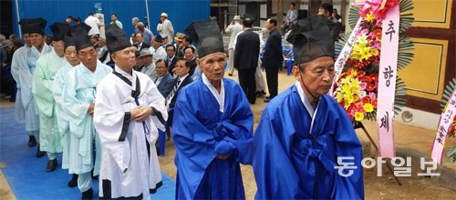 조선 중기 성리학자인 하서 김인후 선생의 학문적 위업을 기리는 추향제가 12일 전남 장성군 황룡면 필암서원에서 열렸다. 장성=정승호 기자 shjung@donga.com