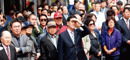 선거유세 기간 후보의 유세를 지켜보고 있는 유권자들. [동아일보]