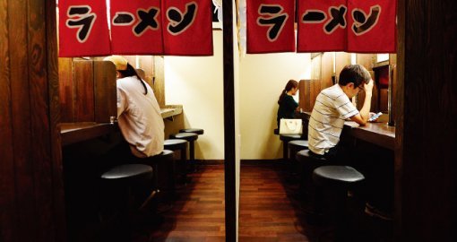9월 7일 오후 서울메트로 2호선 홍대입구역 인근의 한 일본식 1인 식당. 취업준비 등으로 인간관계가 단절된 청년을 위한 1인 식당까지 등장했다. [뉴시스]