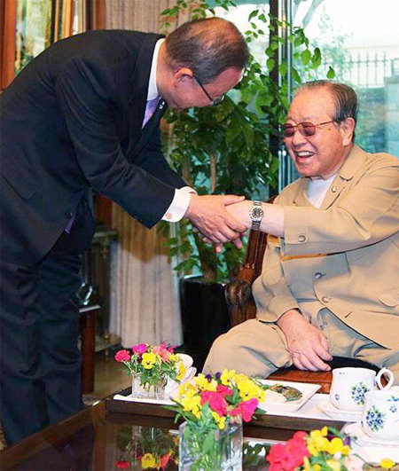 반기문 유엔 사무총장(왼쪽)이 지난 5월 김종필 전 국무총리를 예방해 허리를 숙여 인사하는 모습이 담긴 사진을 운정재단이 공개했다.