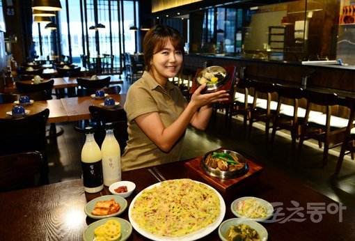 이여영 (주)월향 대표가 올 초 서울 광화문에 문을 연 월향 광화문점에서 매장 점심 시그니처 메뉴로 인기 높은 전복솥밥을 소개하고 있다.김민성 기자 marineboy@donga.com