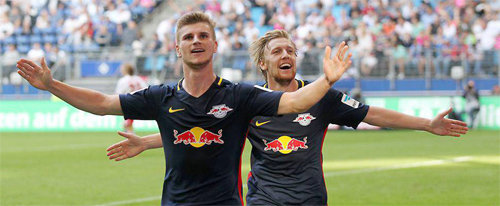 17일(현지 시간) 열린 독일 프로축구 분데스리가 함부르크와의 방문경기에서 2골을 넣은 라이프치히의 공격수 티모 베르너(왼쪽)가 팀 동료 에밀 포스베르크와 함께 골 세리머니를 하고 있다. 올 시즌 1부 리그로 승격한
라이프치히는 함부르크를 4-0으로 꺾고 시즌 개막 후 2승 1무를 기록했다. 라이프치히 홈페이지