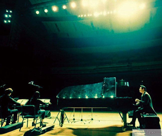 지난 2월 미국의 천재 피아니스트 케빈 컨과 서울 서초구 한전아트센터에서
합동 콘서트를 펼친 데이드림(위).