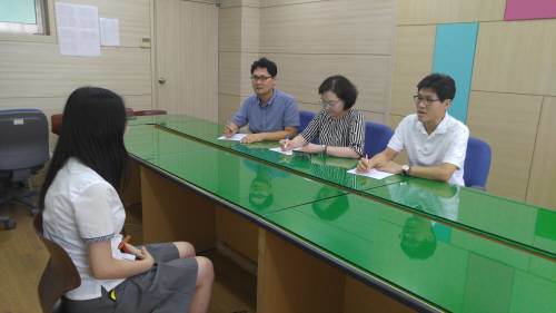 대입 수시 구술면접을 앞둔 고3을 대상으로 고교 교사들이 모의면접을 실시하는 모습. 서울 용화여고 제공