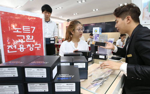 배터리 발화 문제를 일으켜 리콜 조치된 삼성전자 스마트폰 ‘갤럭시 노트7’ 제품 교환이 19일 전국 통신3사 대리점에서 시작됐다. 이날 서울 마포구의 한 대리점을 찾은 가입자가 제품을 교환하고 있다. 김재명 기자  base@donga.com