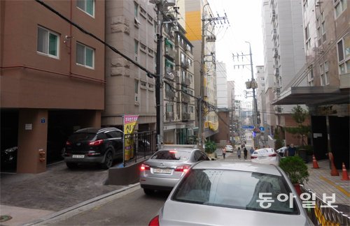 최근 도시형생활주택이 대거 공급된 서울 강서구 까치산역(지하철 2·5호선) 근처의 한 이면도로. 주차할 곳을 찾지 못한 주민들이 약 6m 너비의 골목길 여기저기에 차를 세워 두었다. 천호성 기자 thousand@donga.com