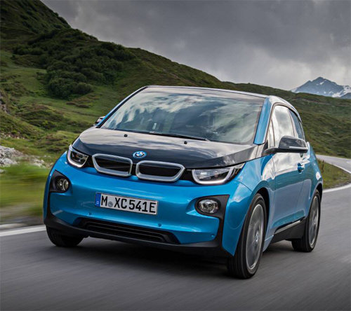 BMW는 10월 1일부터 프랑스 파리에서 열리는 파리모터쇼에 한 번의 충전으로 300km 주행이 가능한 전기차 ‘i3’를 처음 선보일 예정이다. BMW그룹 제공