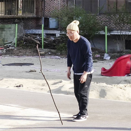 경기 안산에서 처음 선보인 ‘나뭇가지 세우기’ 퍼포먼스. 해외 여러 도시에서 같은 퍼포먼스를 벌였다. 나뭇가지 넣은 통을 터키 공항에서 폭탄으로 오해받아 곤욕을 치렀다. 두산갤러리 제공