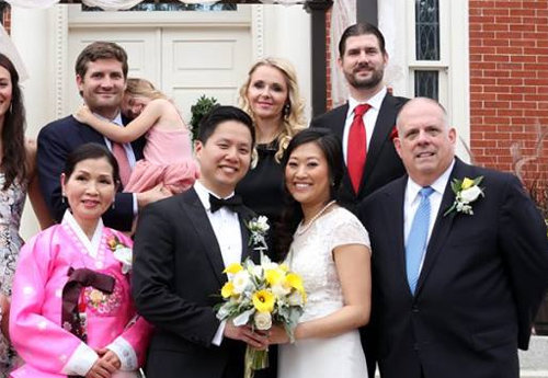17일 결혼식에서 가족 사진을 찍은 래리 호건 미국 메릴랜드 주지사와 막내딸 줄리 씨, 한국계 미국인 사위 김태수 씨, 아내 유미 여사(앞줄 오른쪽부터). 사진 출처 래리 호건 주지사 페이스북
