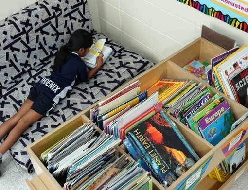 교실 내 독서공간에서 편안히 책을 읽고 있는 외국인 학생 (출처=IT동아)