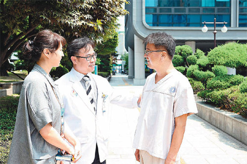 19일 인하대병원을 찾아 정기검진을 받은 임미성 씨(오른쪽)가 박근명 교수(가운데)와 함께 신장이식 수술 이후 상황에 대해 이야기하고 있다. 인하대병원 제공