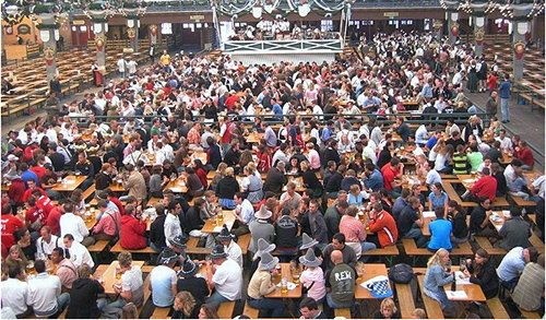 독일 옥토버페스트는 매년 600만 명 이상이 찾는 세계적인 맥주 축제다. 올해는 19일∼10월 3일 열린다. 하나투어 제공