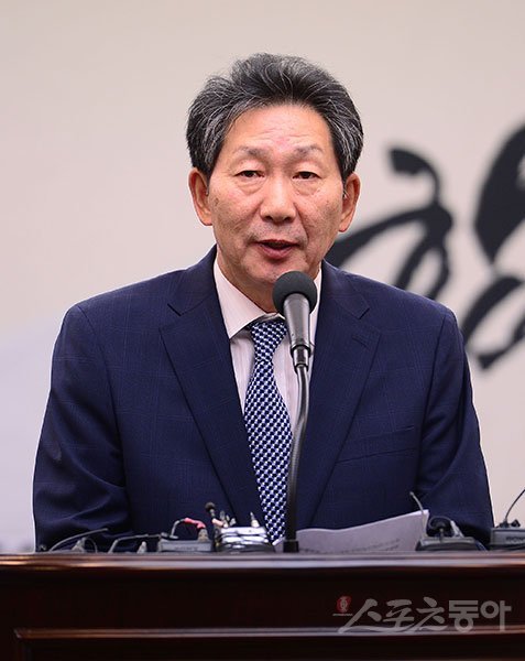 21일 서울 태평로 한국프레스센터에서 장호성 단국대 총장이 제40대 통합 대한체육회 회장 선거 출마 기자회견을 하고 있다. 김종원기자 won@donga.com