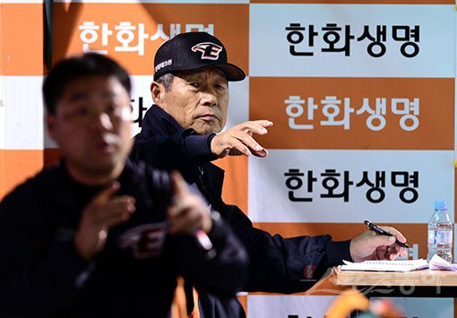 올 시즌 한화 야구는 ‘김성근표 도박야구’로 설명이 가능하다. 필승계투조를 매일 가동하고, 선발과 구원의 보직을 파괴해 눈앞의 1승을 노리는 위험한 야구다. 이는 5강싸움이 한창인 승부처에서 한화에 독이 돼 돌아오고 있다. 대전｜김민성 기자 marineboy@donga.com