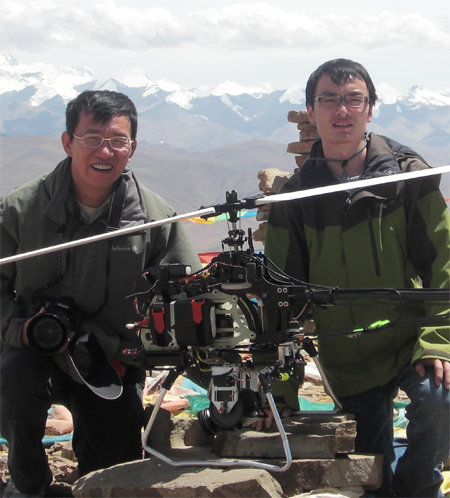 자신이 개발한 드론으로 에베레스트 횡단 실험을 하는 프랭크 왕 DJI 창업자(오른쪽)와 그의 멘토 교수인 리저샹 홍콩과기대 전기컴퓨터공학과 교수. 사진 출처 홍콩과기대