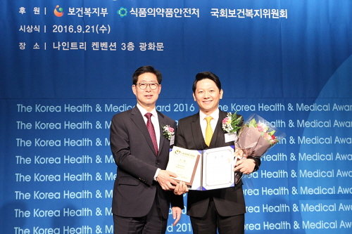 치과부문 국회보건복지위원장상을 수상한 진세식 유디치과 협회장(오른쪽)과 시상자로 나선 양승조 국회보건복지위원회 위원장이 기념촬영을 하고 있다.