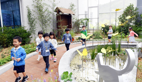 22일 대구 동구 봉무공원을 찾은 어린이들이 나비누리관 정원을 둘러보고 있다. 대구 동구 제공