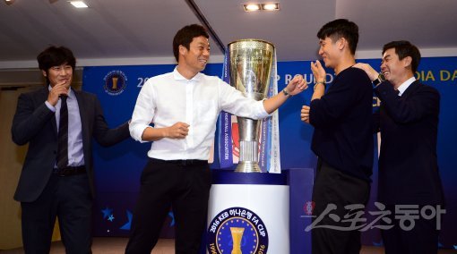 수원삼성 서정원 감독-염기훈, 울산현대 이용-윤정환 감독(오른쪽). 김종원 기자 won@donga.com