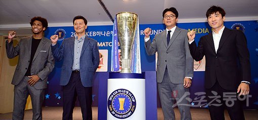 ‘2016 KEB 하나은행 FA컵’ 4강전 대진이 22일 서울 신문로 축구회관에서 추첨을 통해 확정됐다. 결승 길목에서 만난 부천FC 바그닝요, 송선호 감독과 FC서울 황선홍 감독, 고요한(왼쪽부터)이 주먹을 불끈 쥐고 필승의지를 다지고 있다. 울산현대는 수원삼성과 결승 티켓을 다툰다. 김종원 기자 won@donga.com