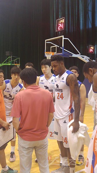 전자랜드의 새 외국인선수 제임스 켈리는 한국무대에서 프로선수로 첫 발을 내딛는다. 아직 팀의 확실한 공격 옵션으로 자리 잡지는 못했지만, 동료들의 독려 속에 “점점 더 나아지는 선수가 될 것”이라며 의지를 다지고 있다. 다롄(중 랴오닝성) ｜ 정지욱 기자 stop@donga.com