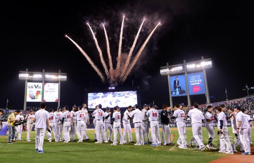 22일 서울 잠실야구장에서 ‘2016 타이어뱅크 KBO 리그’ kt위즈와 두산베어스 경기가 열렸다. 9-2 승리를 거두며 정규리그 우승을 차지한 두산 선수들이 기뻐하고 있다. 잠실｜ 김종원 기자 won@donga.com