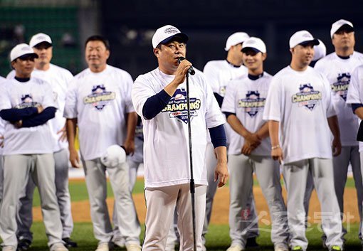 22일 서울 잠실야구장에서 ‘2016 타이어뱅크 KBO 리그’ kt위즈와 두산베어스 경기가 열렸다. 9-2 승리를 거두며 두산이 정규리그 우승을 차지한 후 김태형 감독이 팬들에게 인사하고 있다. 잠실｜ 김종원기자 won@donga.com