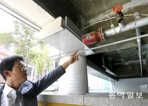 “이런 곳 위험해요” 김영민 한국건축구조기술사회 정책기획위원장이 22일 서울 강남구의 한 건물 주차장에서 소방용수 배관을 가리키고 있다. 양회성 기자 yohan@donga.com