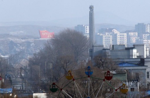 중국 단둥시에서 바라본 북한 신의주 시내 모습. 높이 솟아있는 ‘영생탑’이 보인다. 2013년 촬영. 동아일보DB