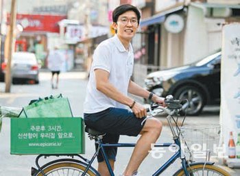 최준용 에피세리 대표가 배달 자전거를 타고 있다. 원대연 기자 yeon72@donga.com