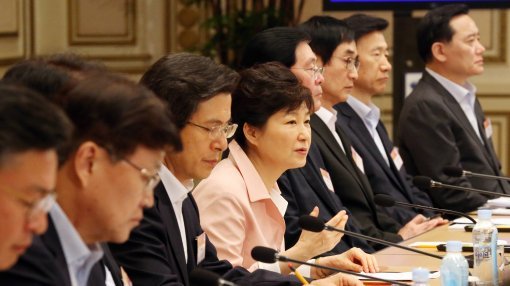박근혜 대통령이 24일 오후 청와대에서 열린 2016년 장 차관 워크숍에 서 모두발언을 하고 있다. 청와대사진기자단.